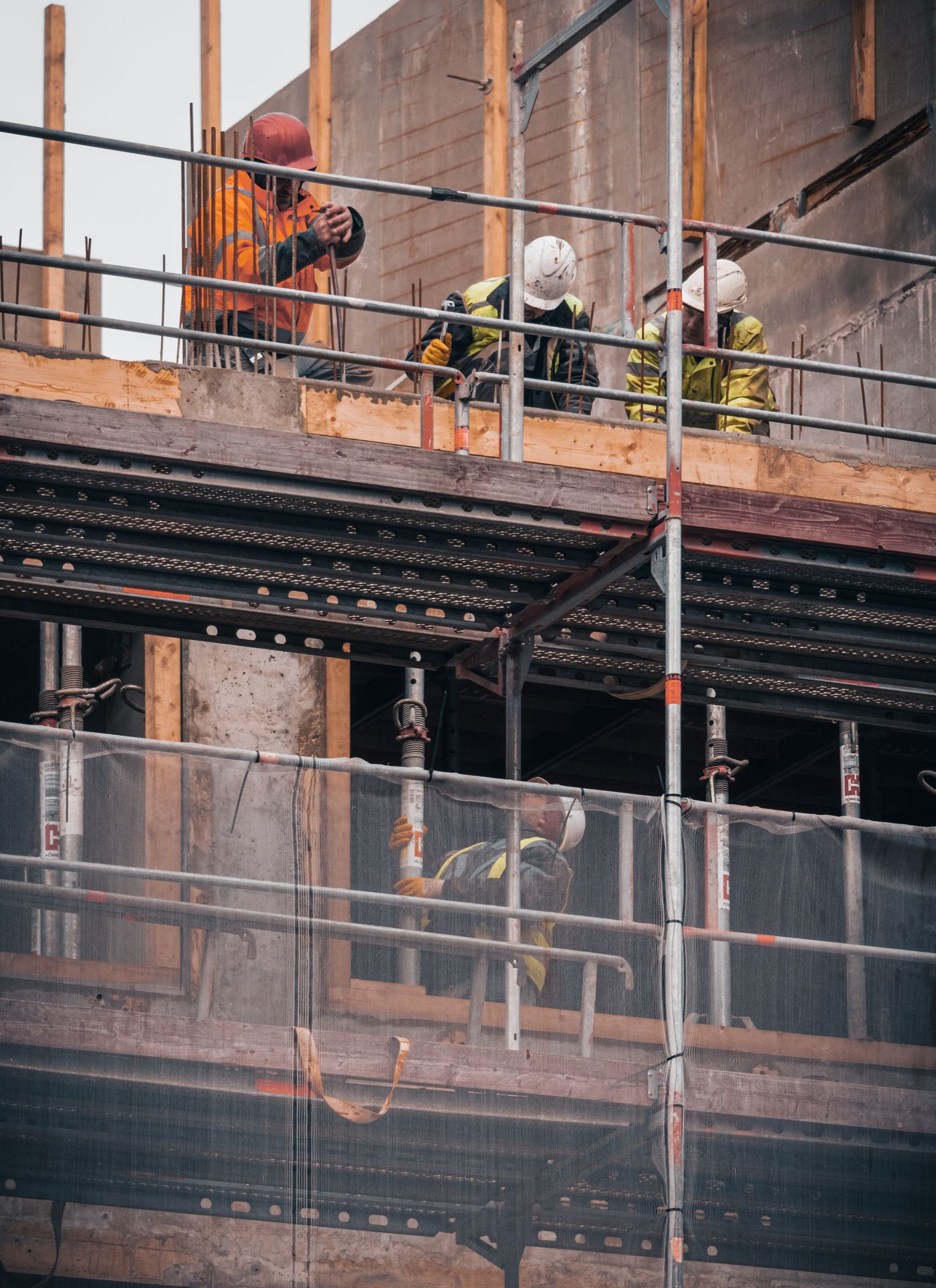 Chantier de construction avec artisans du bâtiment au travail