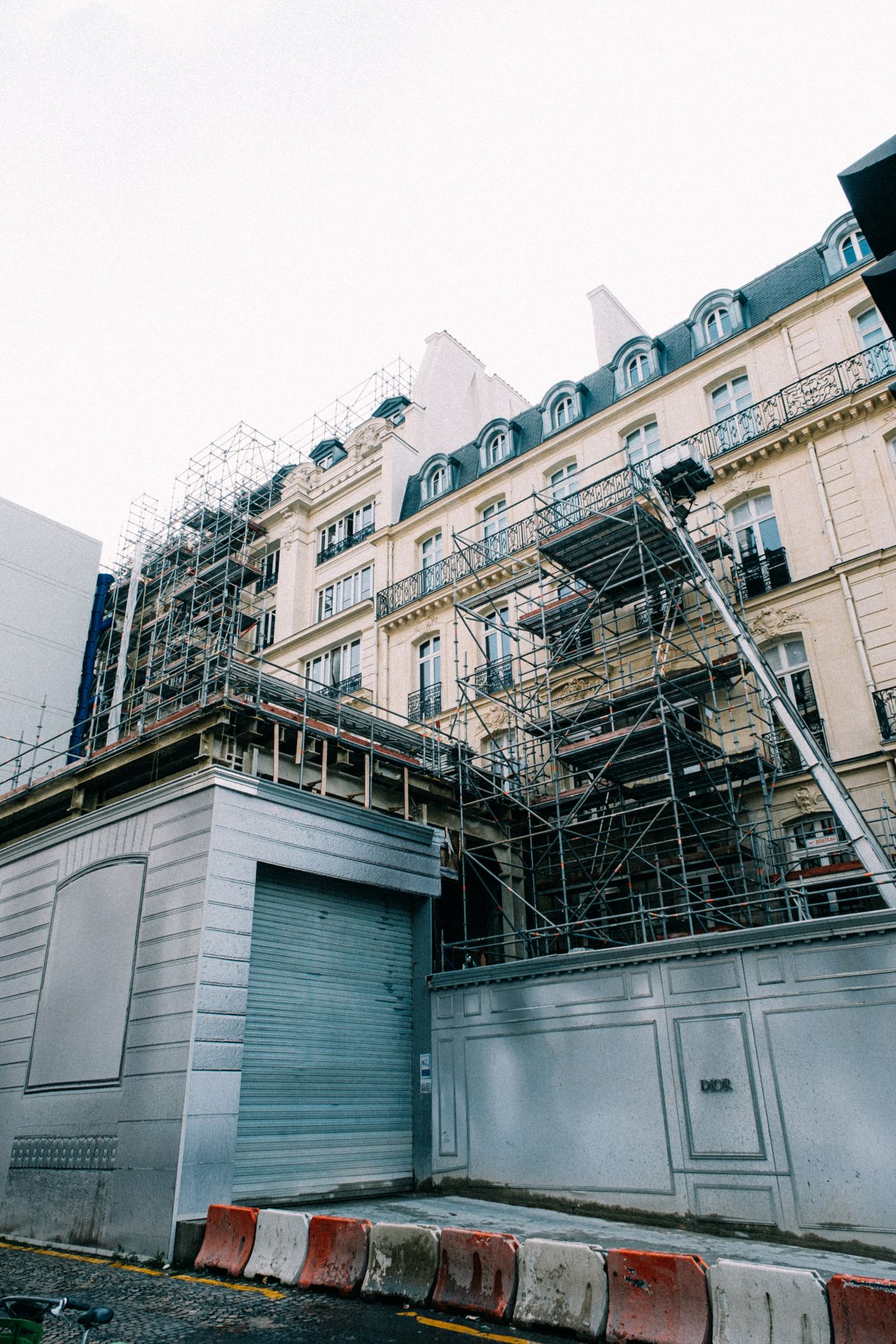 Ravalement de façade d'immeuble avec échafaudage