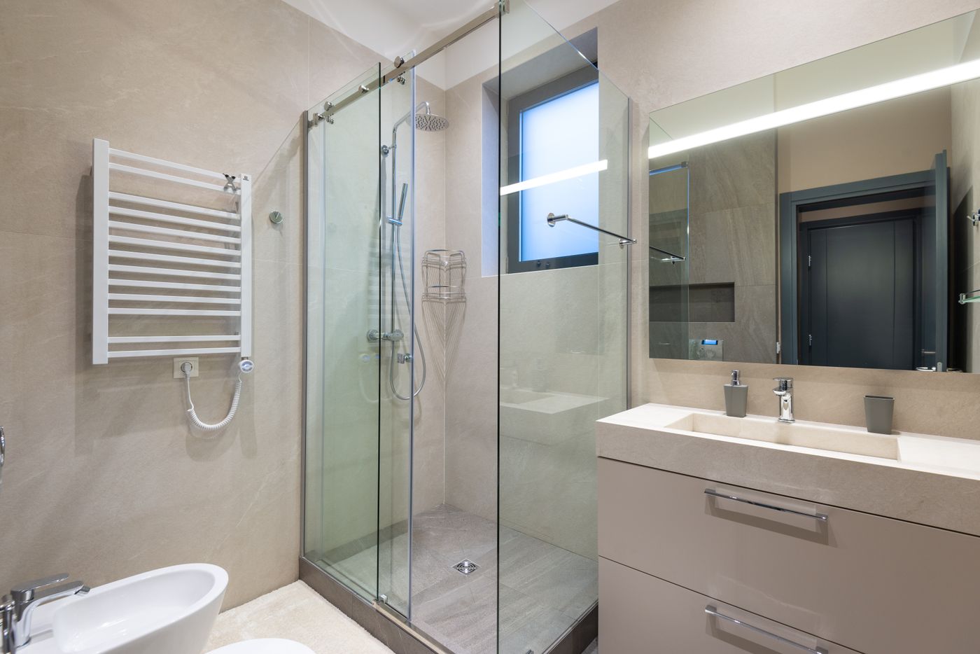 Salle de bain moderne rénovée avec douche à l'italienne